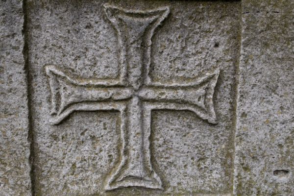 Cubic marble well, 8th century, detail of the carved motif on the four sides: Greek cross with expanded ends – Exterior, Torcello Museum, Venice