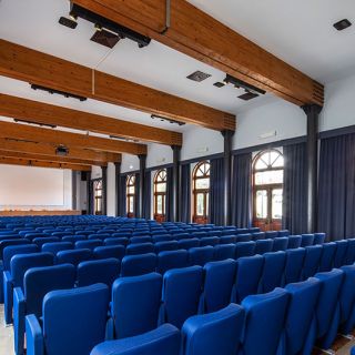 Organize your meeting in Venice in our modern congress rooms