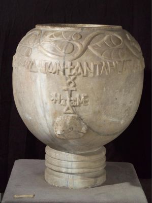 Acquasantiera in marmo con iscrizione in lettere greche, seconda metà del VI secolo – Sezione Medievale Moderna, Museo di Torcello, Venezia
