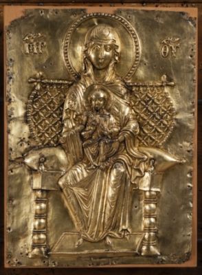 Vergine in trono con il Bambino benedicente, prima metà del secolo XIII. Formella parte della pala d’oro della Basilica di Torcello – Sezione Medievale Moderna, Museo di Torcello, Venezia