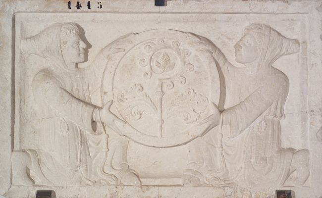 Bassorilievo in pietra d’Istria, forse insegna della Scuola Grande di San Giovanni Evangelista, secolo XV – Sezione Medievale Moderna, Museo di Torcello, Venezia
